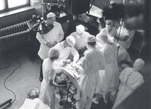 تصویری از نخستین جراحی کودکان مبتلا به بیماری پوست آبی، دکتر بالاباک در سمت چپ دیده می شود