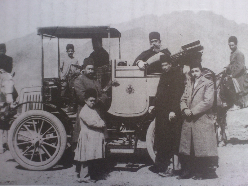 مظفرالدین شاه قاجار سوار بر اولین اتومبیل وارداتی