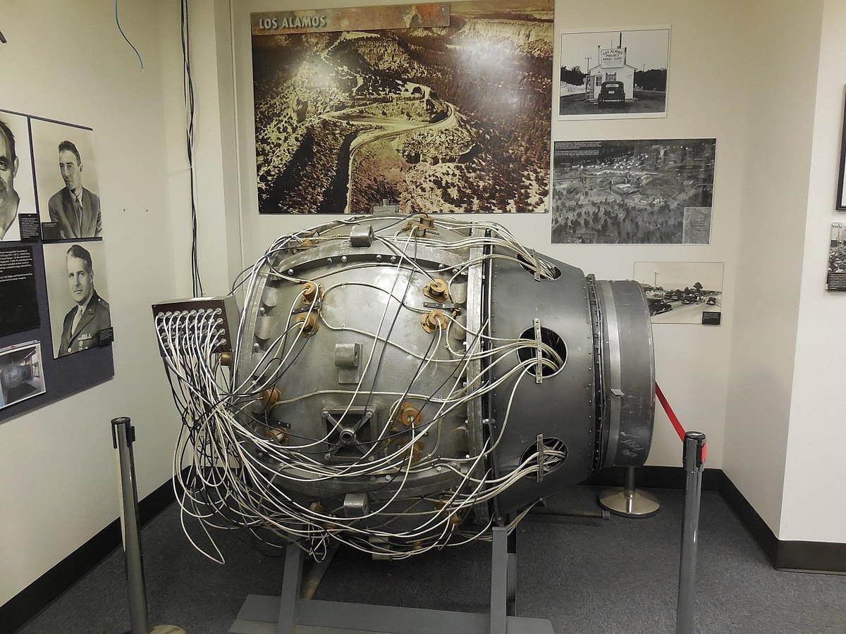 ماکت بسته فیزیک گجت ( اولین بمب اتم منفجر شده جهان) در موزه آموزشی سلاح های هسته ای، پایگاه نیروی هوایی کرتلند.