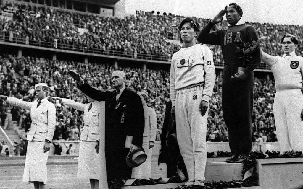 جسی اوونز در المپیک ۱۹۳۶ بر روی سکوی اول