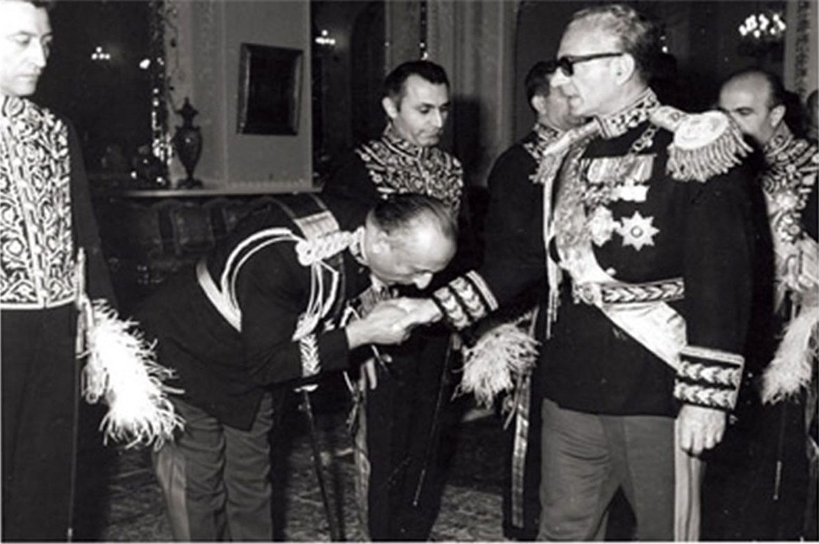 تیمسار نصیری رئیس ساواک در حال بوسیدن دست محمدرضا شاه در یک مهمانی رسمی